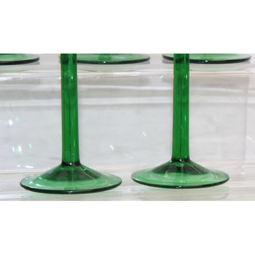 1654 - 15 retro green stemmed wine glasses, each approx 16.5cm tall