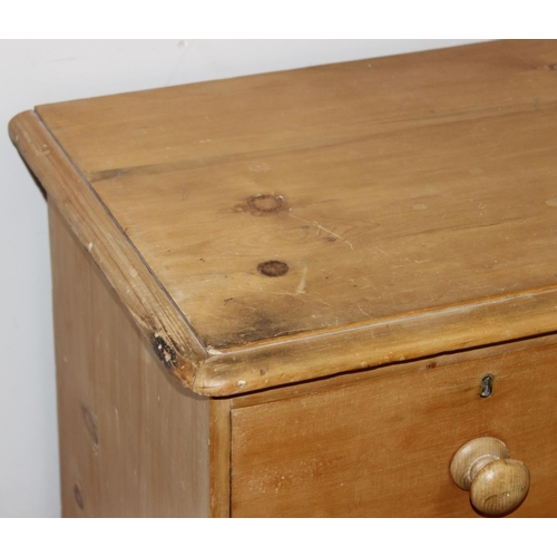 112 - A Victorian pine 2 over 2 chest of drawers with turned wooden feet and bun handles, approx 90cm wide... 