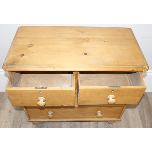 112 - A Victorian pine 2 over 2 chest of drawers with turned wooden feet and bun handles, approx 90cm wide... 