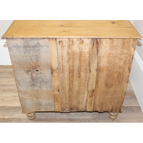 112 - A Victorian pine 2 over 2 chest of drawers with turned wooden feet and bun handles, approx 90cm wide... 