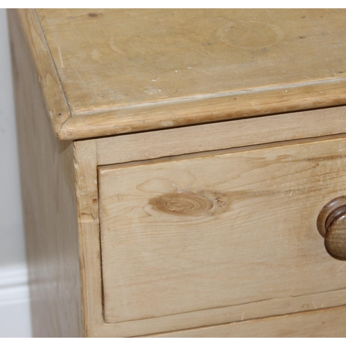 113 - A Victorian pine 3 drawer chest of drawers with turned wooden feet and bun handles, approx 92cm wide... 