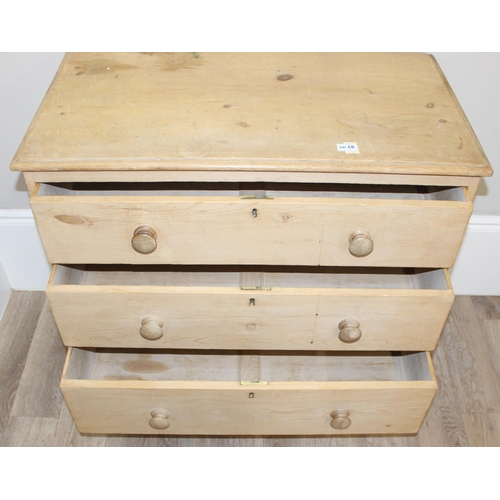 113 - A Victorian pine 3 drawer chest of drawers with turned wooden feet and bun handles, approx 92cm wide... 