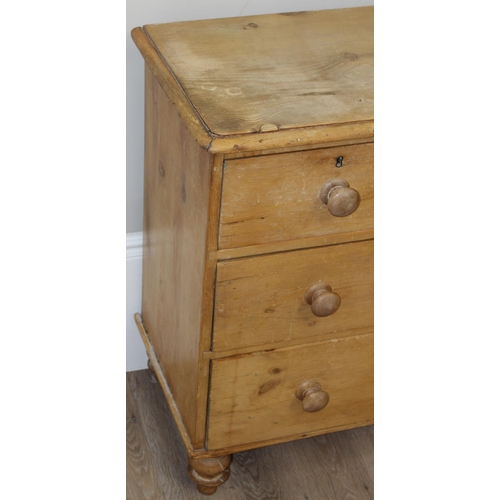 110 - A Victorian pine 2 over 2 chest of drawers with turned wooden feet and bun handles, approx 84cm wide... 