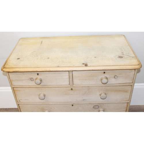 114 - A Victorian pine 2 over 3 chest of drawers with turned wooden feet and bun handles, approx 103cm wid... 