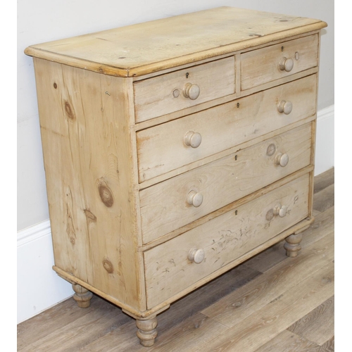 114 - A Victorian pine 2 over 3 chest of drawers with turned wooden feet and bun handles, approx 103cm wid... 