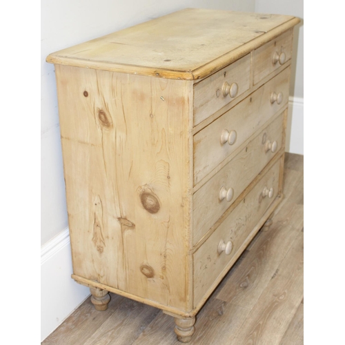 114 - A Victorian pine 2 over 3 chest of drawers with turned wooden feet and bun handles, approx 103cm wid... 