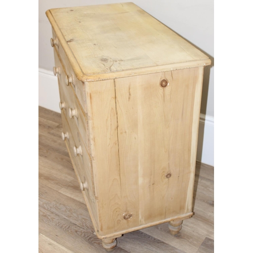 114 - A Victorian pine 2 over 3 chest of drawers with turned wooden feet and bun handles, approx 103cm wid... 