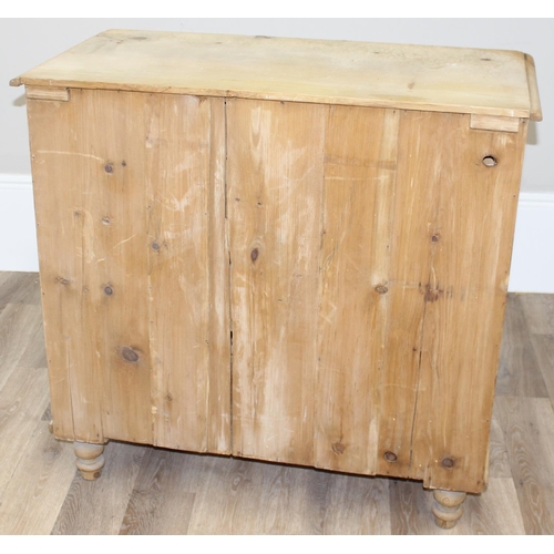 114 - A Victorian pine 2 over 3 chest of drawers with turned wooden feet and bun handles, approx 103cm wid... 