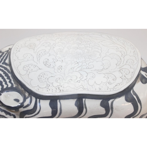 1717 - A vintage Chinese Cizhou pottery type pillow formed as a tiger, the body with blue painted details a... 