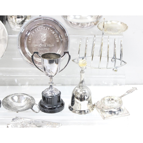 1056 - Qty of assorted silver plate and other metalware, to inc cutlery, trophies and trays etc, approx 5kg... 