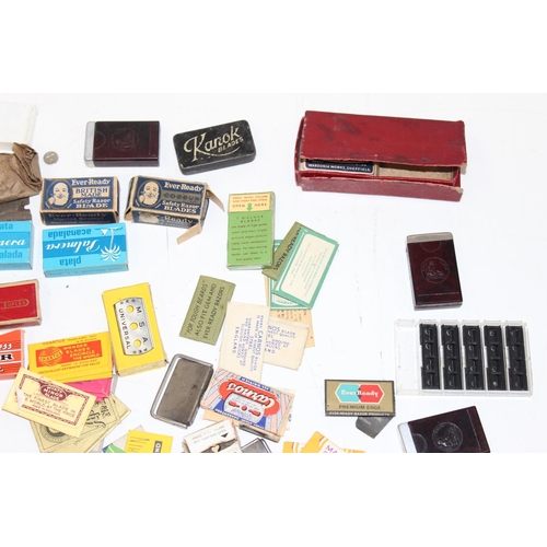 1496 - A large qty of assorted vintage and later razor blades, some in advertising packaging, mainly NOS