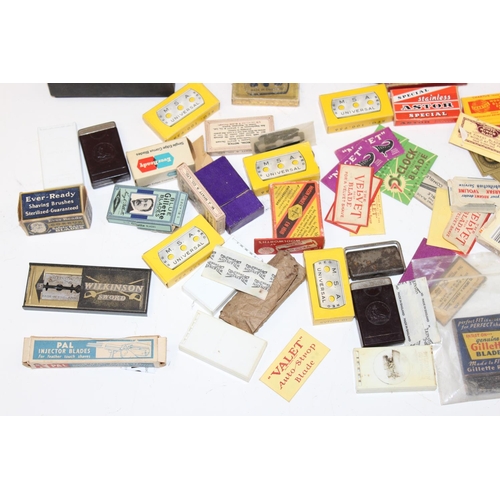 1496 - A large qty of assorted vintage and later razor blades, some in advertising packaging, mainly NOS