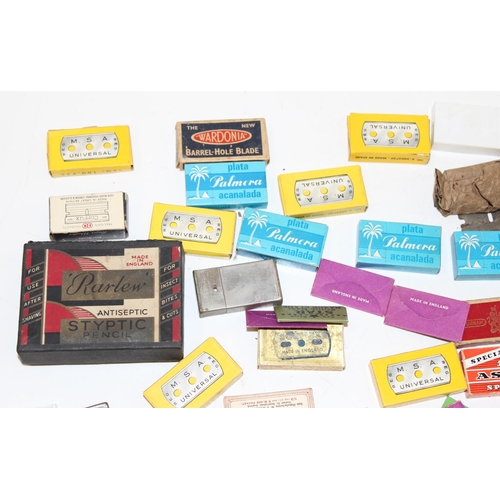 1496 - A large qty of assorted vintage and later razor blades, some in advertising packaging, mainly NOS