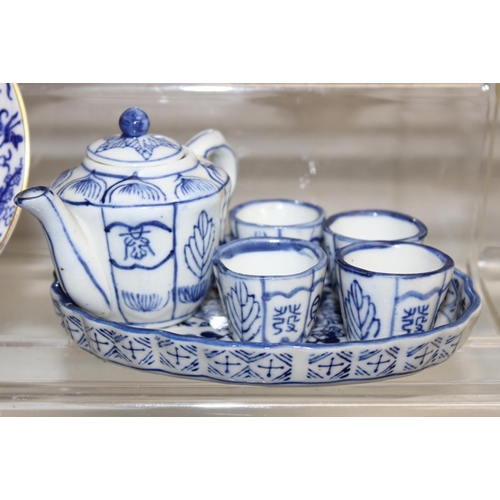 1691 - A large qty of assorted antique and later blue and white ceramics, a mixture of Chinese and English ... 