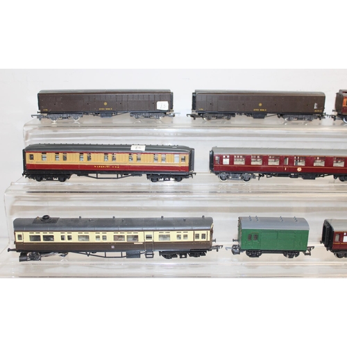 701 - Qty of assorted OO gauge train related items to inc carriages and rolling stock