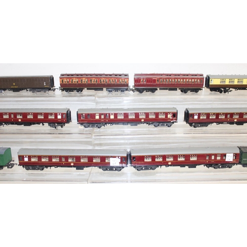 701 - Qty of assorted OO gauge train related items to inc carriages and rolling stock