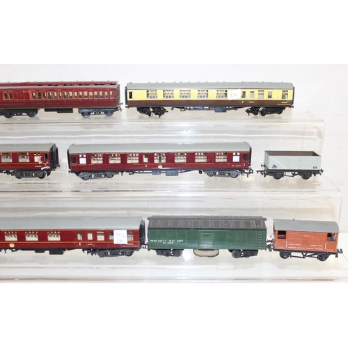 701 - Qty of assorted OO gauge train related items to inc carriages and rolling stock