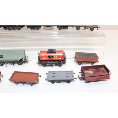 701 - Qty of assorted OO gauge train related items to inc carriages and rolling stock