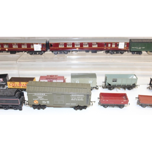 701 - Qty of assorted OO gauge train related items to inc carriages and rolling stock