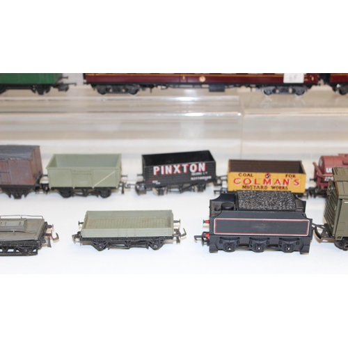 701 - Qty of assorted OO gauge train related items to inc carriages and rolling stock