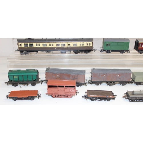 701 - Qty of assorted OO gauge train related items to inc carriages and rolling stock