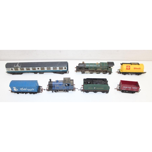 704 - Qty of assorted model train related items to inc both OO and N gauge, buildings, carriages, Locomoti... 