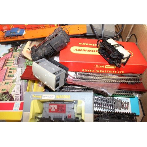 704 - Qty of assorted model train related items to inc both OO and N gauge, buildings, carriages, Locomoti... 