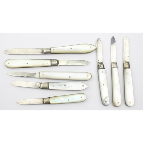 1032 - A group of assorted 7 assorted silver and mother of pearl fruit knives, 6 Sheffield examples by vari... 