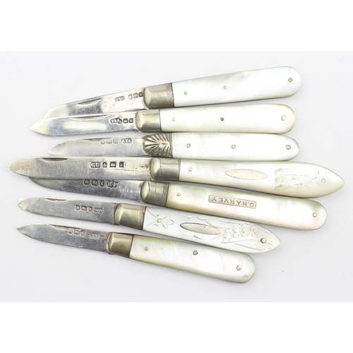 1032 - A group of assorted 7 assorted silver and mother of pearl fruit knives, 6 Sheffield examples by vari... 