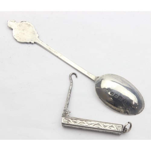 1046 - 2 silver pepper pots, a silver George V jubilee spoon and a silver mounted folding button hook, appr... 