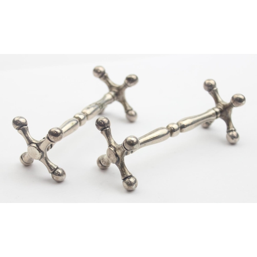 1051 - A pair of silver knife rests, Sheffield 1902 by William Hutton & Sons, each approx 82mm wide, approx... 