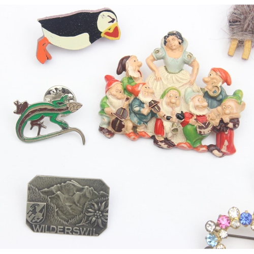 1112 - Qty of assorted interesting brooches to inc animals and an early plastic brooch depicting Snow White... 