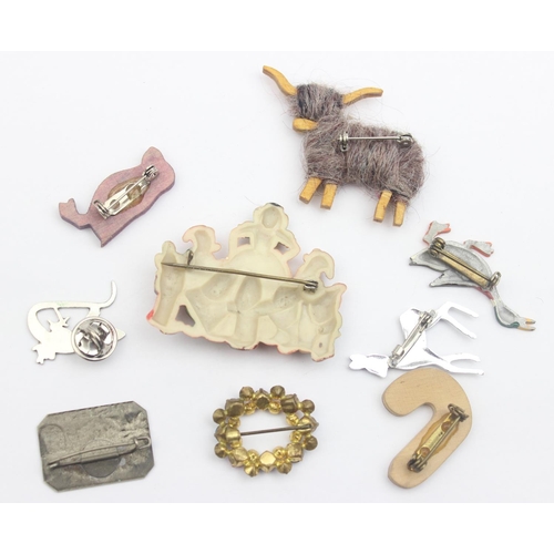 1112 - Qty of assorted interesting brooches to inc animals and an early plastic brooch depicting Snow White... 