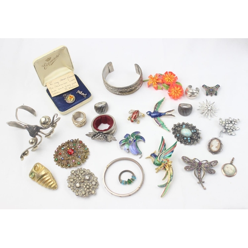 1125 - Qty of assorted costume jewellery to inc an enamelled silver 3d coin, various costume jewellery broo... 