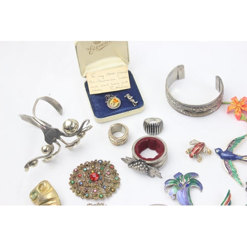 1125 - Qty of assorted costume jewellery to inc an enamelled silver 3d coin, various costume jewellery broo... 