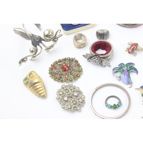 1125 - Qty of assorted costume jewellery to inc an enamelled silver 3d coin, various costume jewellery broo... 