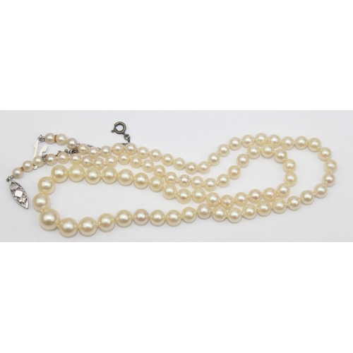 1138 - A vintage pearl necklace with 9ct white gold clasp, marked for Sheffield 1990, the largest pearl app... 