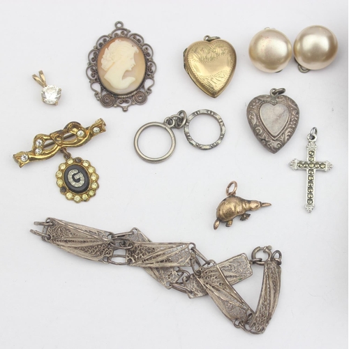 1145 - Qty of assorted mixed jewellery and odds to inc a 9ct gold front and back heart shaped locket, a 9ct... 