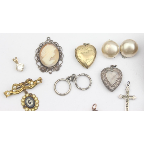 1145 - Qty of assorted mixed jewellery and odds to inc a 9ct gold front and back heart shaped locket, a 9ct... 