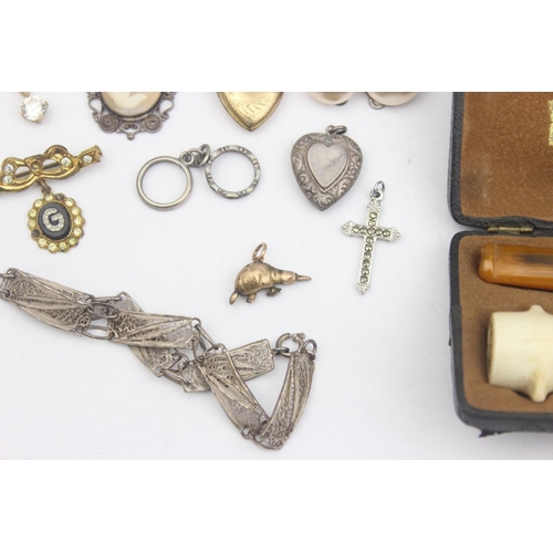 1145 - Qty of assorted mixed jewellery and odds to inc a 9ct gold front and back heart shaped locket, a 9ct... 