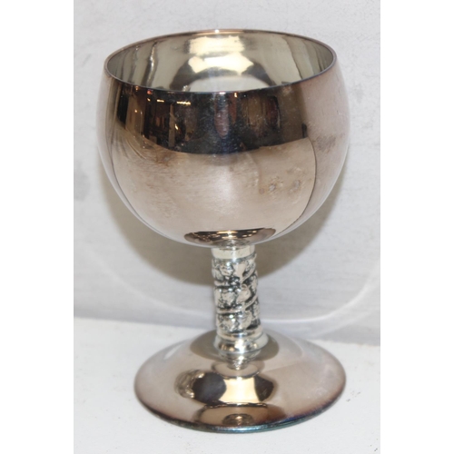 1085 - A boxed set of 6 vintage silver plated goblets, each approx 10cm tall