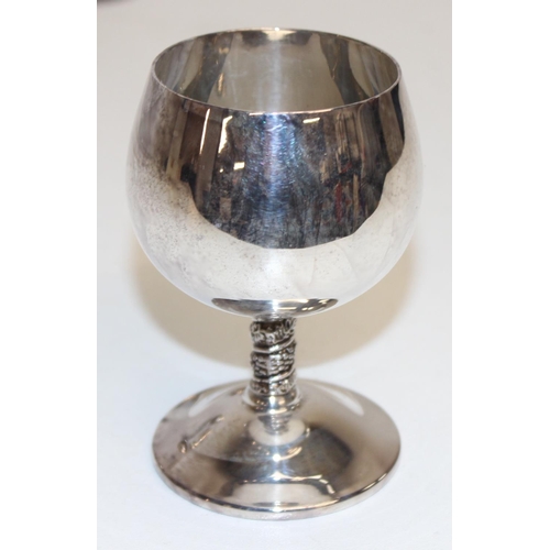 1085 - A boxed set of 6 vintage silver plated goblets, each approx 10cm tall