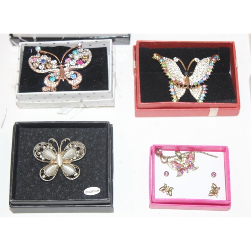 1171 - A large qty of assorted boxed costume jewellery items to inc silver, mainly Butterfly related brooch... 