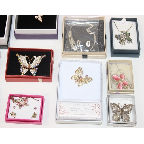 1171 - A large qty of assorted boxed costume jewellery items to inc silver, mainly Butterfly related brooch... 