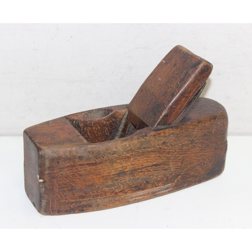 810 - 4 assorted wood planes to inc Stanley Bailey No 4 and a brass and ebony level by Negretti & Zambra