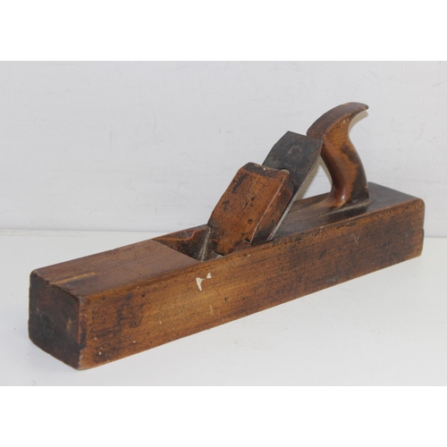 810 - 4 assorted wood planes to inc Stanley Bailey No 4 and a brass and ebony level by Negretti & Zambra