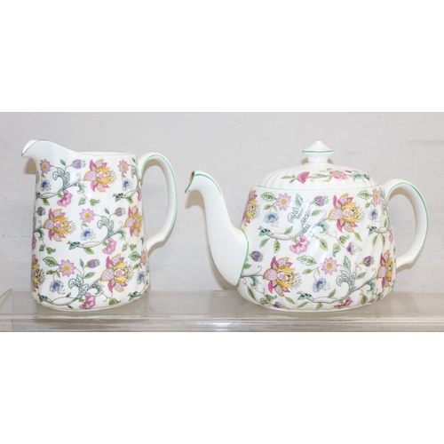 1476 - Minton - Haddon Hall pattern tea set consisting of 30 pieces, a 6 person serving set with some extra... 