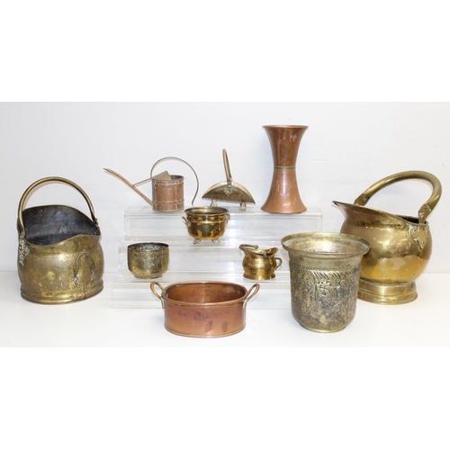 1711 - Qty of assorted brass and other metalware to inc 2 coal scuttles and various other pots etc