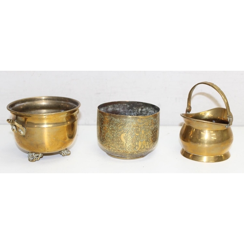 1711 - Qty of assorted brass and other metalware to inc 2 coal scuttles and various other pots etc