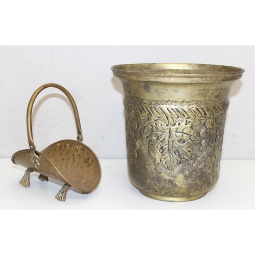 1711 - Qty of assorted brass and other metalware to inc 2 coal scuttles and various other pots etc